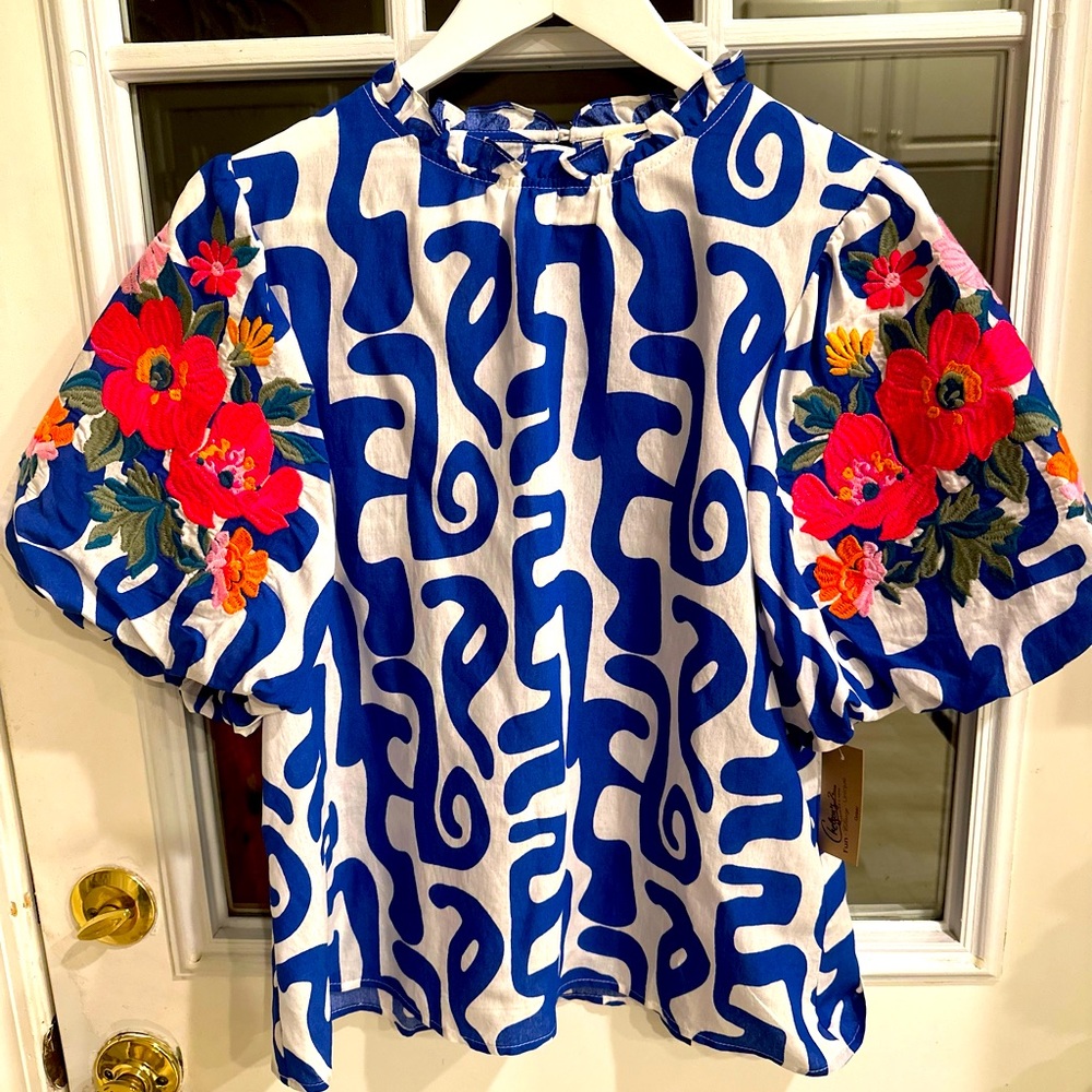 NWT ladies spring top with beautiful detail on sleeves